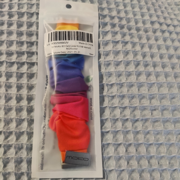 Fitbit Versa Watchbands and Charger - Picture 2 of 5